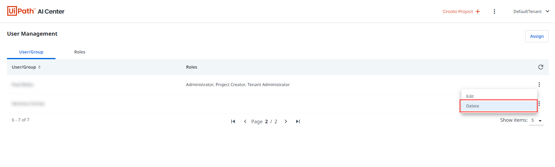 Captura de pantalla que incluye el botón Eliminar usuario en la página Gestión de usuarios de UiPath AI Center.